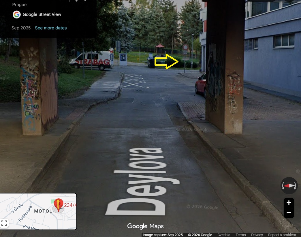 Vjezd do ulice Kudrnova — ulice je slepá, restaurace je za rohem